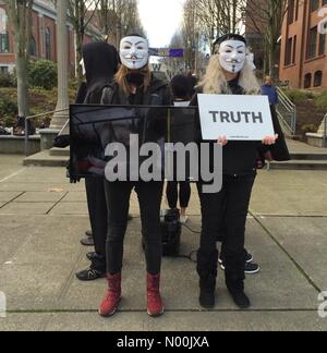 Tacoma, Washington, USA. 14Th Jan, 2018. Anonyme pour le stand du groupe sans voix en silence pour protester contre la cruauté envers les animaux dans la rue au centre-ville de Tacoma, WA Credit : Katya Palladina/StockimoNews/Alamy Live News Banque D'Images