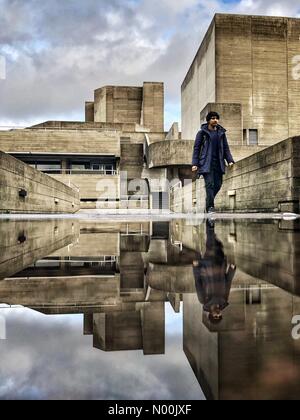 Londres, Royaume-Uni. 15 Jan, 2018. Météo France : un homme reflété dans une flaque en passant devant le Théâtre National après la pluie a autorisé, à Londres, Angleterre, Royaume-Uni. Crédit : Jamie Gladden/StockimoNews/Alamy Live News Banque D'Images