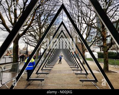 Londres, Royaume-Uni. 15 janvier, 2018. Les travailleurs sur la promenade au bord de la mise en place de la vague, une installation composée de 40 portes lumineux interactif, triangulaire, prêt pour le London festival lumiere. South Bank, Londres, Angleterre, Royaume-Uni. Crédit : Jamie Gladden/StockimoNews/Alamy Live News Banque D'Images