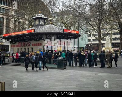 Londres, Royaume-Uni. 27/01/2018. Les clients en attente à la London Theatre officiel TKTS booth dans Leicester Square, Londres en janvier 2018. Crédit : Peter Gregg/StockimoNews/Alamy Live News Banque D'Images