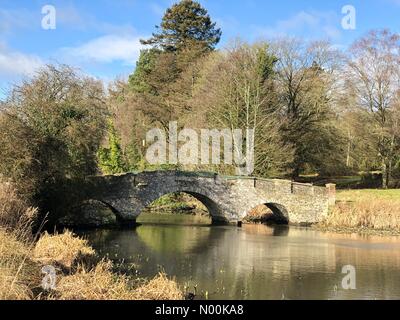 Météo France : périodes ensoleillées à Farnham. Farnham Road, Farnham. 09 février 2018. Le temps plus doux pour les Home Counties aujourd'hui. Périodes ensoleillées sur l'abbaye de Waverley, près de Farnham, dans le Surrey. /StockimoNews jamesjagger : Crédit/Alamy Live News Banque D'Images