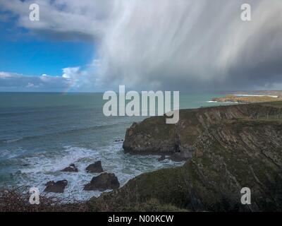 Newquay, Royaume-Uni. 12 Février, 2018. Météo France : Sunshine et douches à Newquay. Falaise étroite, Newquay. 12 février 2018. Soleil et gratuites dans tout le sud-ouest aujourd'hui. Newquay en Cornouailles. /StockimoNews jamesjagger : Crédit/Alamy Live News Banque D'Images