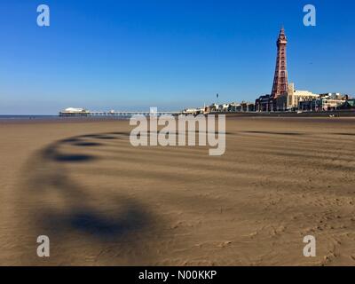 UK Météo : ensoleillé à Blackpool. Ciel bleu mais vent froid sur la plage de Blackpool, à marée basse. Avec l'ombre de grande roue sur Central Pier en premier plan Banque D'Images