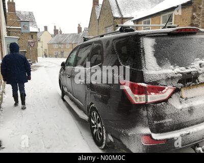 Météo britannique. Hits neige, Sherborne Dorset de l'Ouest. Emma la tempête s'intensifie ce qui porte plus de neige et de glace à l'ouest du pays, rendant les conditions difficiles pour les conducteurs et les piétons. Banque D'Images