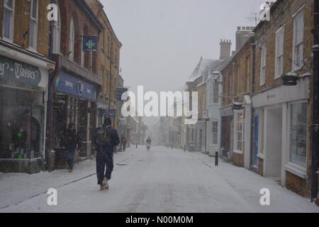 Météo britannique. Rue bon marché dans la neige, Sherborne, West Dorset. La plupart des boutiques sont fermées et peu de gens braves le temps que Storm Emma se déplace dans de vastes perturbations apportant de Sherborne. Banque D'Images