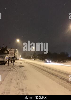 UK - 17 mars 2018 Morley, Leeds. Les chutes de neige ont provoqué des conditions de conduite difficile sur l'A650 en Morley près de Leeds. Banque D'Images