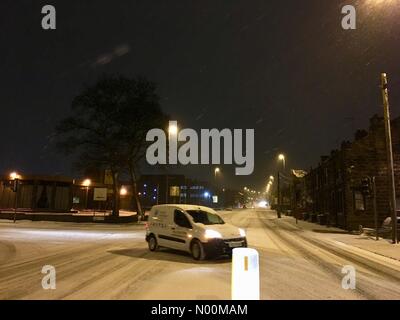 UK - 17 mars 2018 Morley, Leeds. Les chutes de neige ont provoqué des conditions de conduite difficile sur l'A650 en Morley près de Leeds. Banque D'Images