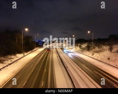 UK - 17 mars 2018 Morley, Leeds. Les chutes de neige ont provoqué des conditions de conduite difficiles sur l'autoroute M62, près de Morley près de Leeds. Banque D'Images