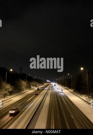 UK - 17 mars 2018 Morley, Leeds. Les chutes de neige ont provoqué des conditions de conduite difficiles sur l'autoroute M62, près de Morley près de Leeds. Banque D'Images