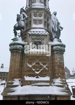 UK : Météo, Sherborne Dorset. La neige s'installe sur le mémorial de Digby dans le marché de la ville historique de Sherborne comme le soi-disant mini bête de l'Est apporte un autre souffle glacial au sud-ouest. Banque D'Images