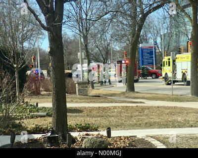 Ave du Wisconsin, USA. Mar 21, 2018. Accident de voiture sur l'avenue du Wisconsin, Milwaukee, WI USA, 21 mars 2018, U-Haul en collision avec la voiture à l'origine des routes pour être bloqué par la police, les équipes de sauvetage ont assisté aux victimes,/DianaJ StockimoNews/Alamy Crédit : Diana J./StockimoNews/Alamy Live News Banque D'Images