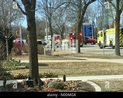 Ave du Wisconsin, USA. Mar 21, 2018. Accident de voiture sur l'avenue du Wisconsin, Milwaukee, WI USA, 21 mars 2018, U-Haul en collision avec la voiture à l'origine des routes pour être bloqué par la police, les équipes de sauvetage ont assisté aux victimes,/DianaJ StockimoNews/Alamy Crédit : Diana J./StockimoNews/Alamy Live News Banque D'Images