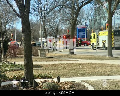 Ave du Wisconsin, USA. Mar 21, 2018. Accident de voiture sur l'avenue du Wisconsin, Milwaukee, WI USA, 21 mars 2018, U-Haul en collision avec la voiture à l'origine des routes pour être bloqué par la police, les équipes de sauvetage ont assisté aux victimes,/DianaJ StockimoNews/Alamy Crédit : Diana J./StockimoNews/Alamy Live News Banque D'Images