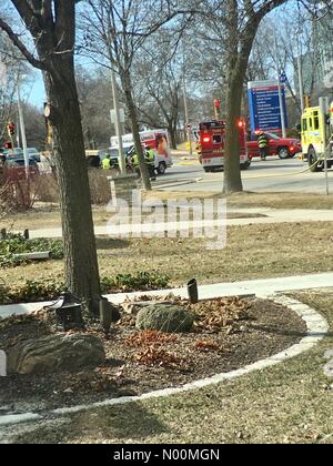 Ave du Wisconsin, USA. Mar 21, 2018. Accident de voiture sur l'avenue du Wisconsin, Milwaukee, WI USA, 21 mars 2018, U-Haul en collision avec la voiture à l'origine des routes pour être bloqué par la police, les équipes de sauvetage ont assisté aux victimes,/DianaJ StockimoNews/Alamy Crédit : Diana J./StockimoNews/Alamy Live News Banque D'Images