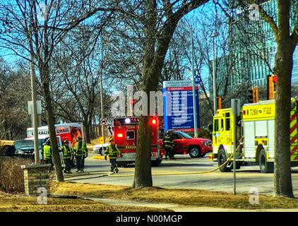 Ave du Wisconsin, USA. Mar 21, 2018. Accident de voiture sur l'avenue du Wisconsin, Milwaukee, WI USA, 21 mars 2018, U-Haul en collision avec la voiture à l'origine des routes pour être bloqué par la police, les équipes de sauvetage ont assisté aux victimes,/DianaJ StockimoNews/Alamy Crédit : Diana J./StockimoNews/Alamy Live News Banque D'Images