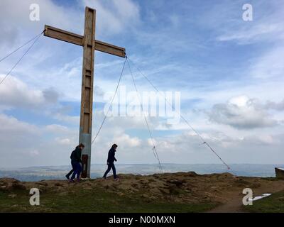 Leeds Otley, célébrations de Pâques - 30 mars 2018 Pâques une croix a été érigée à surprise vue près de Otley pour Pâques. La croix a été érigé chaque année depuis 1968. Banque D'Images