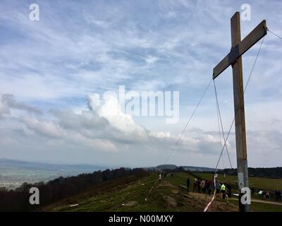 Leeds Otley, célébrations de Pâques - 30 mars 2018 Pâques une croix a été érigée à surprise vue près de Otley pour Pâques. La croix a été érigé chaque année depuis 1968. Banque D'Images