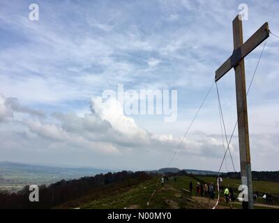 Leeds Otley, célébrations de Pâques - 30 mars 2018 Pâques une croix a été érigée à surprise vue près de Otley pour Pâques. La croix a été érigé chaque année depuis 1968. Banque D'Images