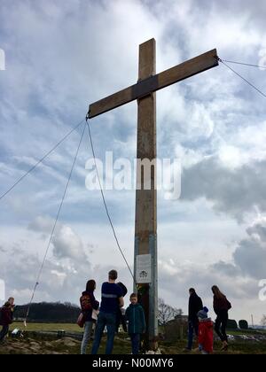 Leeds Otley, célébrations de Pâques - 30 mars 2018 Pâques une croix a été érigée à surprise vue près de Otley pour Pâques. La croix a été érigé chaque année depuis 1968. Banque D'Images