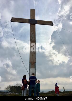 Leeds Otley, célébrations de Pâques - 30 mars 2018 Pâques une croix a été érigée à surprise vue près de Otley pour Pâques. La croix a été érigé chaque année depuis 1968. Banque D'Images