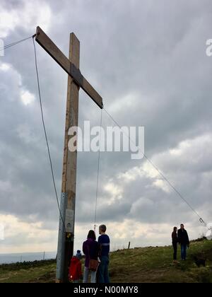 Leeds Otley, célébrations de Pâques - 30 mars 2018 Pâques une croix a été érigée à surprise vue près de Otley pour Pâques. La croix a été érigé chaque année depuis 1968. Banque D'Images