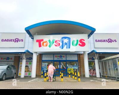 Une vue générale d'un magasin Toys R Us, Colliers Wood dans le sud ouest de Londres. Le détaillant est la fermeture de tous ses magasins avec la perte de 3 000 emplois au Royaume-Uni. Credit : Katie Collins/StockimoNews/Alamy Live News Banque D'Images