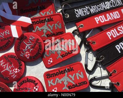 Anniversaire de Smolensk air crash - Varsovie Pologne - Mardi 8 Avril 2018 - Souvenirs à vendre à l'accident d'un service commémoratif qui a tué 96 dont l'ancien président en 2010 Banque D'Images