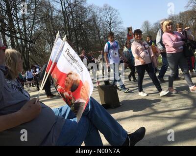 Anniversaire de Smolensk air crash - Varsovie Pologne - Mardi 8 Avril 2018 - Les spectateurs arrivent pour l'accident d'un service commémoratif qui a tué 96 dont l'ancien président en 2010 Banque D'Images