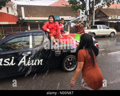 Udon Thani, l'Isaan, Thaïlande. 13 avr, 2018. Tambon Mak Khaeng, Amphoe Muang Udon Thani, Wat Chang Udon Thani, Thaïlande. 13 avr, 2018. Songkran 2018, fête de l'eau fête de Nouvel An Thaï Credit : Ric Holland/StockimoNews/Alamy Live News Banque D'Images