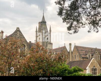 Godalming, UK. Apr 21, 2018. UK : Météo nuageux à Godalming. Chartreuse Road, Godalming. 21 avril 2018. Couverture nuageuse sur le bâtiment Home Counties cet après-midi. Charterhouse School à Godalming, Surrey. /StockimoNews jamesjagger : Crédit/Alamy Live News Banque D'Images