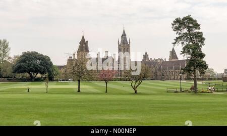 UK : Météo nuageux à Godalming. Chartreuse Road, Godalming. 21 avril 2018. Couverture nuageuse sur le bâtiment Home Counties cet après-midi. Charterhouse School à Godalming, Surrey. /StockimoNews jamesjagger : Crédit/Alamy Live News Banque D'Images