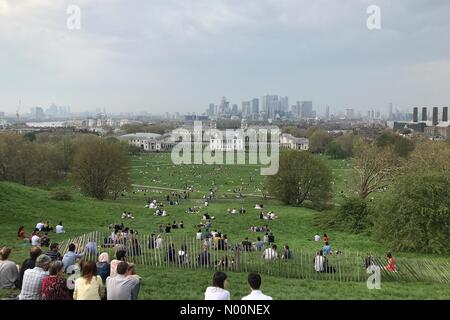 Londres, Royaume-Uni. 21 avril, 2018. Temps chaud apporte les foules sur le parc Royal Greenwich à Londres dans les milliers. Credit : Ruben Tabner/StockimoNews/Alamy Live News Banque D'Images