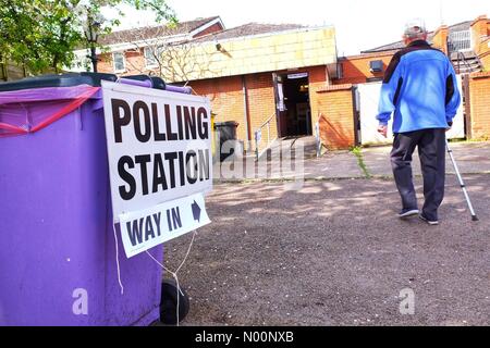 Élections locales UK - Worcester Jeudi 3 mai 2018 - L'électeur se présente au bureau de vote à l'arrière de la pub de Portobello. Un tiers des sièges du conseil sont jusqu'à l'élection Banque D'Images