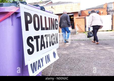 Élections locales UK - Worcester, Royaume-Uni - Jeudi 3 mai 2018 - Les électeurs arrivent à pub Portobello de scrutin pour les élections locales d'aujourd'hui ville de Worcester conseil pour un tiers des sièges du conseil Banque D'Images