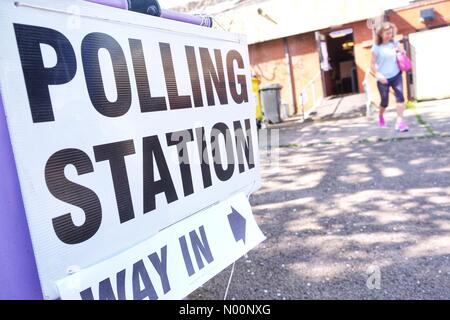 Élections locales UK - Worcester, Royaume-Uni - Jeudi 3 mai 2018 - Les électeurs arrivent à pub Portobello de scrutin pour les élections locales d'aujourd'hui ville de Worcester conseil pour un tiers des sièges du conseil Banque D'Images