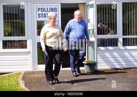 Élections locales UK - Worcester, Royaume-Uni - Jeudi 3 mai 2018 - Les électeurs arrivent à Dancox Chambre bureau de vote pour les élections locales d'aujourd'hui pour Worcester City Council pour un tiers des sièges du conseil Banque D'Images