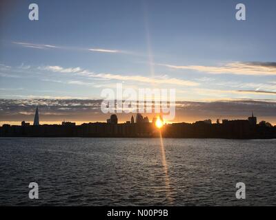 Londres, Royaume-Uni. 8 mai 2018. Coucher du soleil Londres de Rotherhithe, Londres SE16 Crédit : Susannah Laurent Gou/StockimoNews/Alamy Live News Banque D'Images