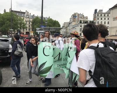 Paris, France.12 mai 2018, Cannaparade Demnstration, en faveur de la réforme de la législation sur les stupéfiants en particulier le cannabis et ses dérivés dans le monde entier. Credit : Hawwa Qusimy StockimoNews //Alamy Live News Banque D'Images