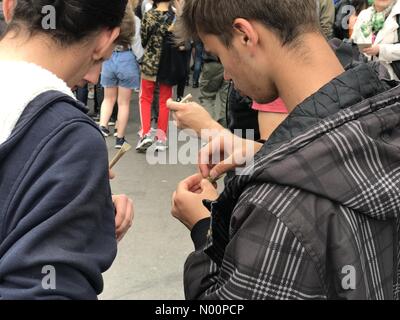 Paris, France.12 mai 2018, Cannaparade Demnstration, en faveur de la réforme de la législation sur les stupéfiants en particulier le cannabis et ses dérivés dans le monde entier. Credit : Hawwa Qusimy StockimoNews //Alamy Live News Banque D'Images