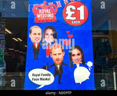 Londres, Royaume-Uni 15 Mai 2018 à Londres un magasin vendant de la famille royale masque de visage pour une livre, en préparation de la mariage du prince Harry à Meghan Markle. Credit : Lisa Werner/StockimoNews/Alamy Live News Banque D'Images