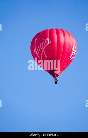 UK Météo : ensoleillé à Godalming. Sycamore Avenue, Godalming. 19 mai 2018. Un beau début pour la journée pour les Home Counties. La Vierge de l'air chaud ballon flottant au-dessus de Godalming à Surrey. /StockimoNews jamesjagger : Crédit/Alamy Live News Banque D'Images