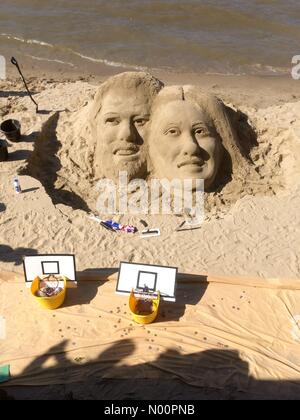 Londres, Royaume-Uni. 19 mai, 2018. 20 mai 2018 London UK Une sculpture de sable, le prince Harry et Meghan a été sculpté par la Tamise par un artiste de rue sur le mariage royal jour Crédit : Emin Ozkan/StockimoNews/Alamy Live News Banque D'Images