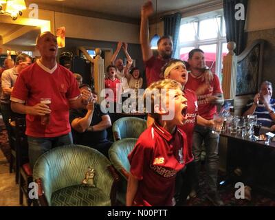 La finale de la Ligue des champions - Rose and Crown pub Hereford Royaume-uni- Liverpool célébrer son objectif de faire le score 1-1 contre le Real Madrid dans la 57e minute. Banque D'Images