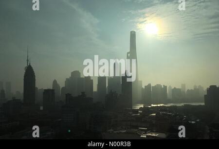 Shanghai, Chine - le 8 juin 2018 : Panorama de Shanghai au cours de matin brumeux. Credit : Irkin09/StockimoNews/Alamy Live News Banque D'Images