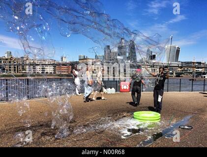 Londres, Royaume-Uni. 11 juin 2018. Un artiste de rue à coups de bulles géantes, Bankside London Crédit : Patricia Phillips/StockimoNews/Alamy Live News Banque D'Images