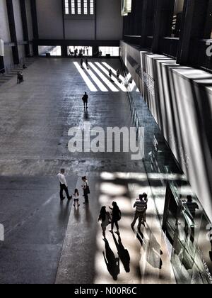 Londres, Royaume-Uni. 11 Juin, 2018. Les visiteurs de la Turbine Hall de la Tate Modern Art Gallery de Londres se profilent dans les puits de lumière. Credit : Patricia Phillips/StockimoNews/Alamy Live News Banque D'Images