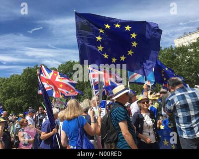 Brexit vote du peuple mars London UK - Samedi 23 Juin 2018 Londres - Des milliers de manifestants se rassemblent pour mars à Whitehall pour demander un scrutin public sur l'accord final Brexit Banque D'Images
