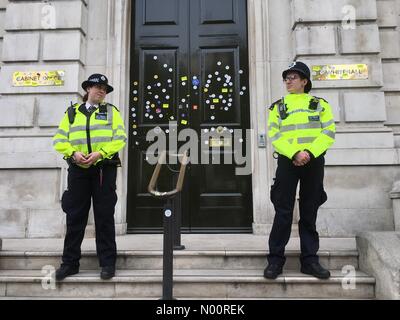 Brexit vote du peuple mars London UK - Samedi 23 Juin 2018 Londres - les policiers montent la garde à l'extérieur du bureau du Cabinet à Whitehall après qu'il a été vandalisé avec Arrêter Brexit autocollants Banque D'Images