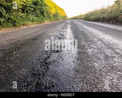 Météo France : route de fusion à Godalming. Tuesley Lane, Godalming. 25 juin 2018. Des températures élevées dans le sud-est aujourd'hui. Les routes ont commencé à fondre dans la chaleur à Godalming, Surrey. /StockimoNews jamesjagger : Crédit/Alamy Live News Banque D'Images