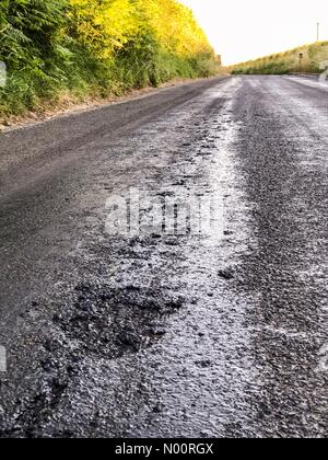 Godalming, UK. 25 Juin, 2018. Météo France : route de fusion à Godalming. Tuesley Lane, Godalming. 25 juin 2018. Des températures élevées dans le sud-est aujourd'hui. Les routes ont commencé à fondre dans la chaleur à Godalming, Surrey. /StockimoNews jamesjagger : Crédit/Alamy Live News Banque D'Images